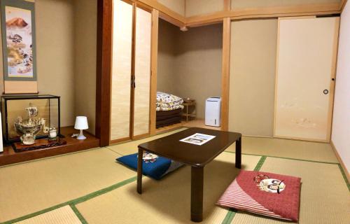 Economy Japanese-Style Family Room