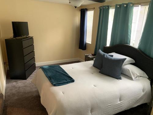 South Tampa Home! Close to Beaches, Airport & Downtown