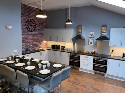 The North West Contractors Base - 9 Bedroom - EV Charging 