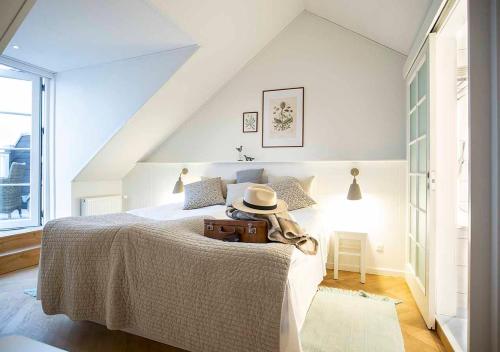 1 queen bed, 1 sofa bed