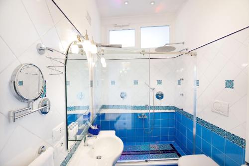 Superior Double Room with Sea View image 10