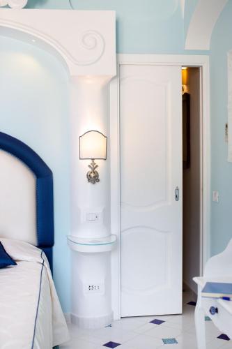 Superior Double Room with Sea View image 8