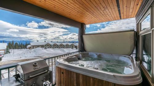 Raven's Nest - Luxury Pet Friendly Condo with Private Hot Tub & Mountain Views - Apartment - Big White