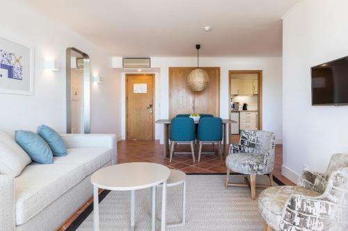 The Patio Suite Hotel The 4-star Luna Alpinus offers comfort and convenience whether youre on business or holiday in Algarve. The property features a wide range of facilities to make your stay a pleasant experience. Facil