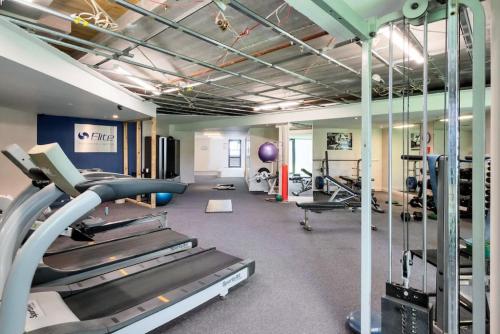 Skyline Sojourn Studio with Parking and Sea Views - image 2