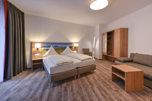 2 queen beds, 1 sofa bed