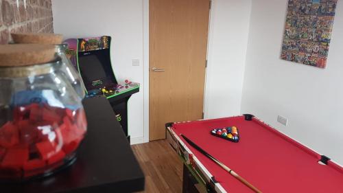 Amazing 2-bed In Media City Games Room, Salford, Greater Manchester