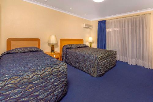 Comfort Inn Bay Of Isles Room Type - Executive Room with One Queen Bed and One Single Bed - Non-Smoking