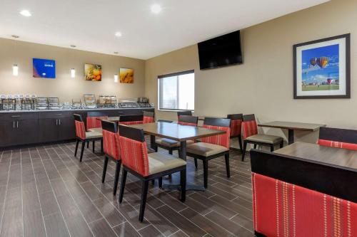 مطعم, Comfort Inn & Suites Alameda at Albuquerque Balloon Fiesta Park in ضواحي البوكيرك الشمالية