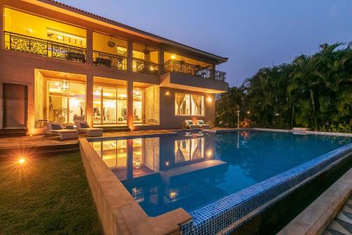 Umber Villa by StayVista - 5BHK Luxurious Villa with a Pvt Pool & Lawn