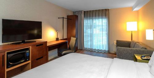 Room, 1 King Bed with Sofa Bed, 1st Floor, Non-Smoking image 4
