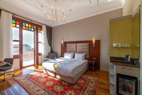 Blue Gilroy Hotel Room Type - Deluxe Double Room with Balcony