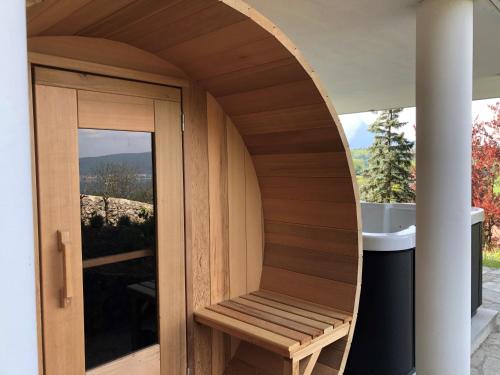 Saun, Vue exceptionnelle sur lac d'Annecy et Montagnes in Menthon-Saint-Bernard