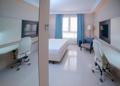 Standard King Room with Pool View image 3