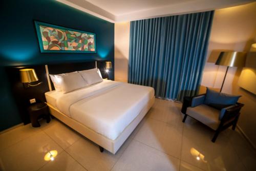 Standard King Room with Pool View image 2