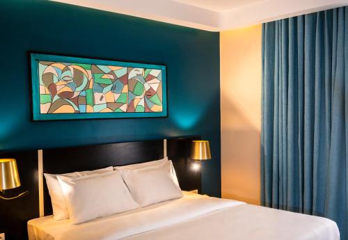 Standard King Room with Pool View image 5