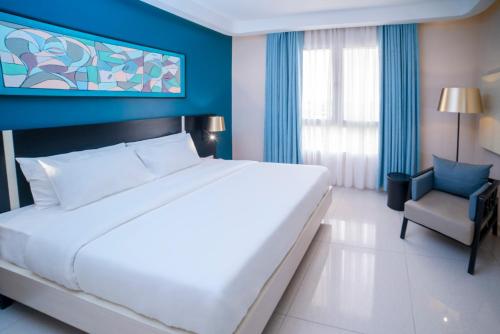 Standard King Room with Pool View image 1