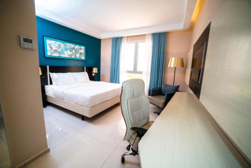 Standard King Room with Pool View image 4