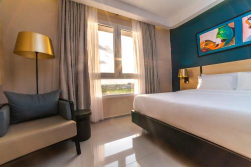King Room with City View image 2