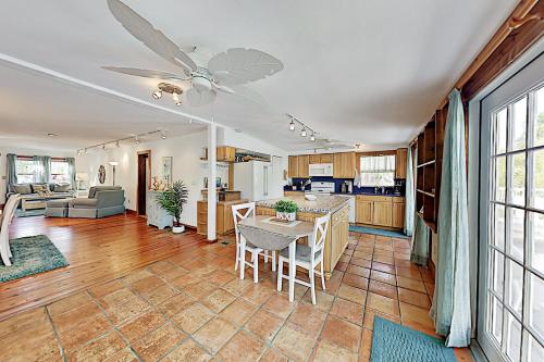 Pelican Shack - Waterfront Guest House & 20' Dock home - image 5