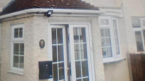 Charming 3-bed House In Dartford, Crayford, Kent