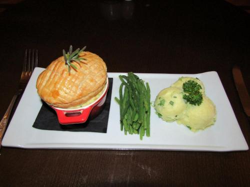 Darnley Lodge Hotel - image 14