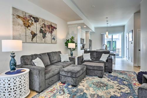 Trendy Townhome - Walk to Mile High Stadium!