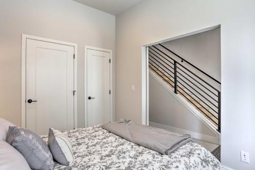 Trendy Townhome - Walk to Mile High Stadium! - image 7