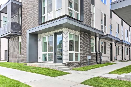 Trendy Denver Townhome - Walk to Mile High Stadium in Sloan's Lake