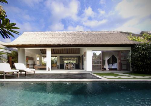 Deluxe One-Bedroom Pool Villa with Free Return Airport Transfer image 5
