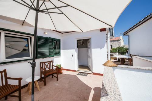Vacation home near the beach Razanac