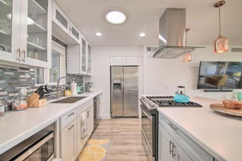 Modern Palm Desert Condo with Pool Access and Grill! - image 5