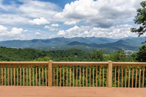 Modern Mtn Retreat with Hot Tub and Stellar Views - image 7
