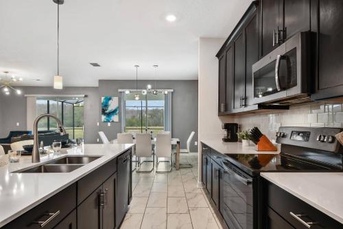 2793 Grand Vacation Villa 7Bd - 5BT at Storey Lake Resort - image 4