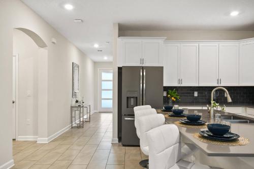 2801 Modern Disney Villa 7BD 5BT at Storey Lake Resort - image 4