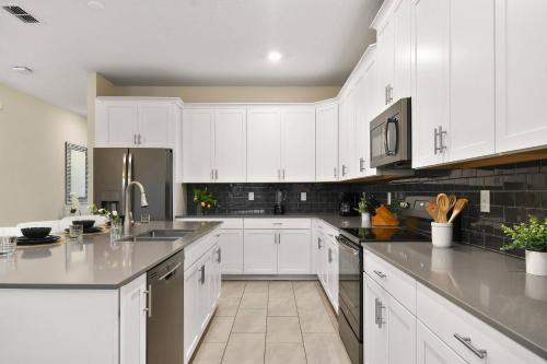 2801 Modern Disney Villa 7BD 5BT at Storey Lake Resort - image 8
