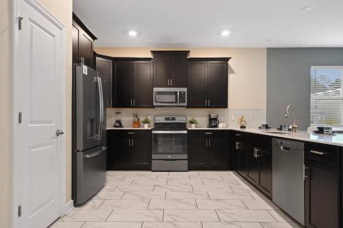 4587 Modern Disney Sleeps24 Pool-Spa-Movie-Game Room - main image