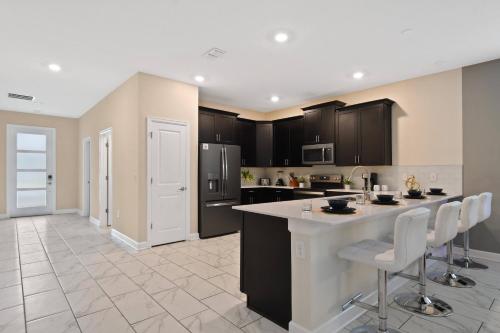 4587 Modern Disney Sleeps24 Pool-Spa-Movie-Game Room - image 2