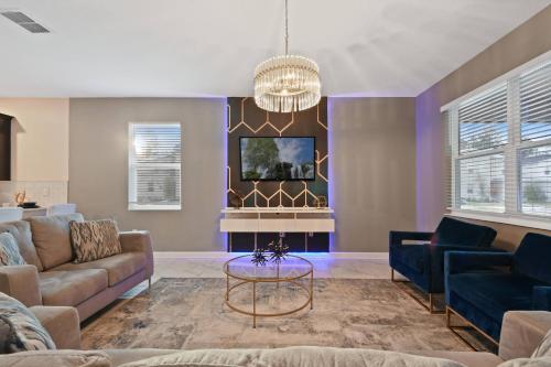 4587 Modern Disney Sleeps24 Pool-Spa-Movie-Game Room - image 8
