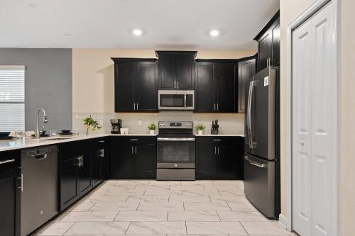 4547 Modern Disney Vila Sleeps24 Movie Pool and Game Room - image 6