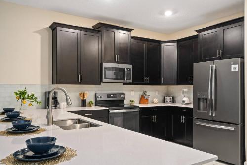 4575 Disney Villa Sleeps24 Pool Spa Movie and Games - image 3