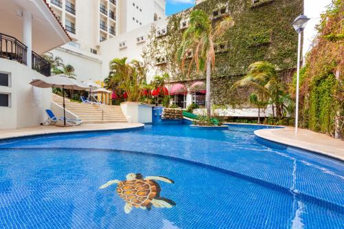 游泳池, 韋克魯斯博卡奧溫德姆華美達廣場酒店 (Ramada Plaza by Wyndham Veracruz Boca del Rio) in 維拉克斯