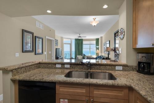 1510-1B/2 Bath - New flooring 2017 - 50 Flat Screen TV - image 9
