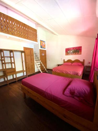 1 queen bed, 2 twin beds