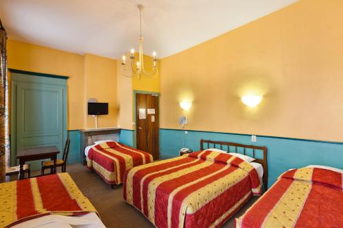 2 double beds, 1 twin bed
