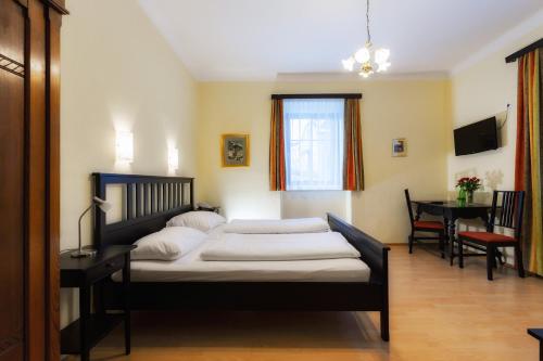 1 queen bed, 1 sofa bed