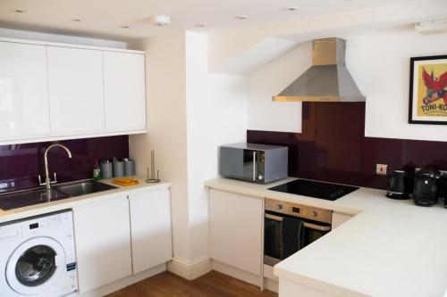 Picture of Sleeps 7 - Spacious Modern Apartment In Newbury Town Centre By Jdf Property