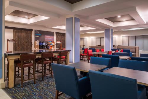 Food and beverages, Holiday Inn Express Hotel & Suites Tampa-Anderson Road-Veterans Exp in Egypt Lake - Leto