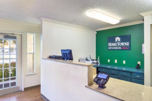 Lobby, HomeTowne Studios By Red Roof Dallas - North Addison/ Tollway in Addison Airport
