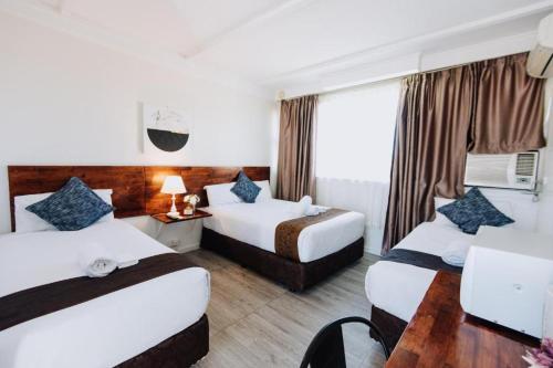 1 queen bed, 1 twin bed